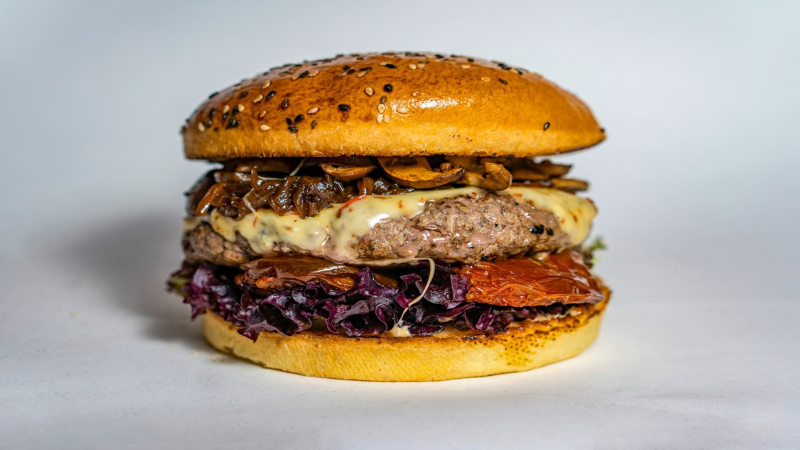 burger gourmet au bœuf, champignons et fromage fondant