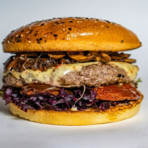burger gourmet au bœuf, champignons et fromage fondant