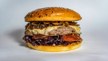 burger gourmet au bœuf, champignons et fromage fondant
