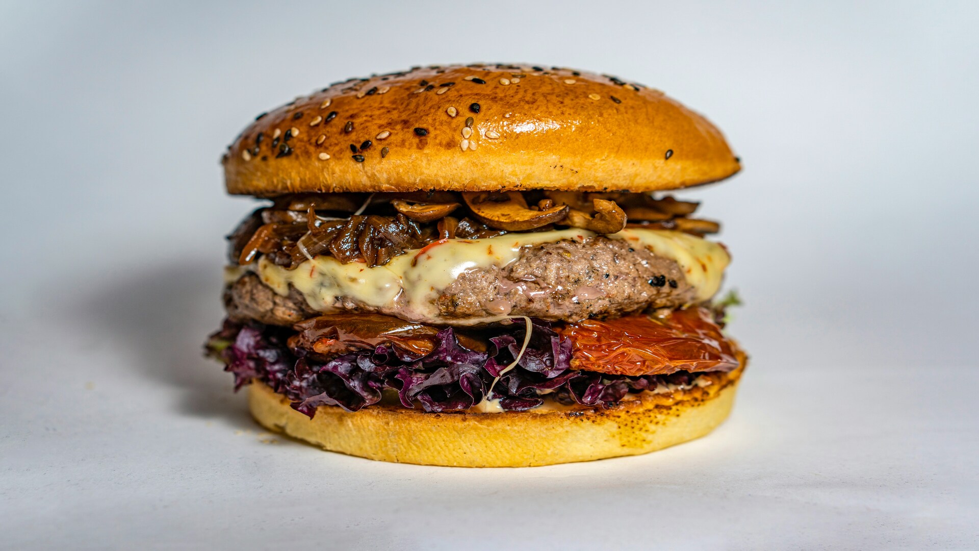 burger gourmet au bœuf, champignons et fromage fondant