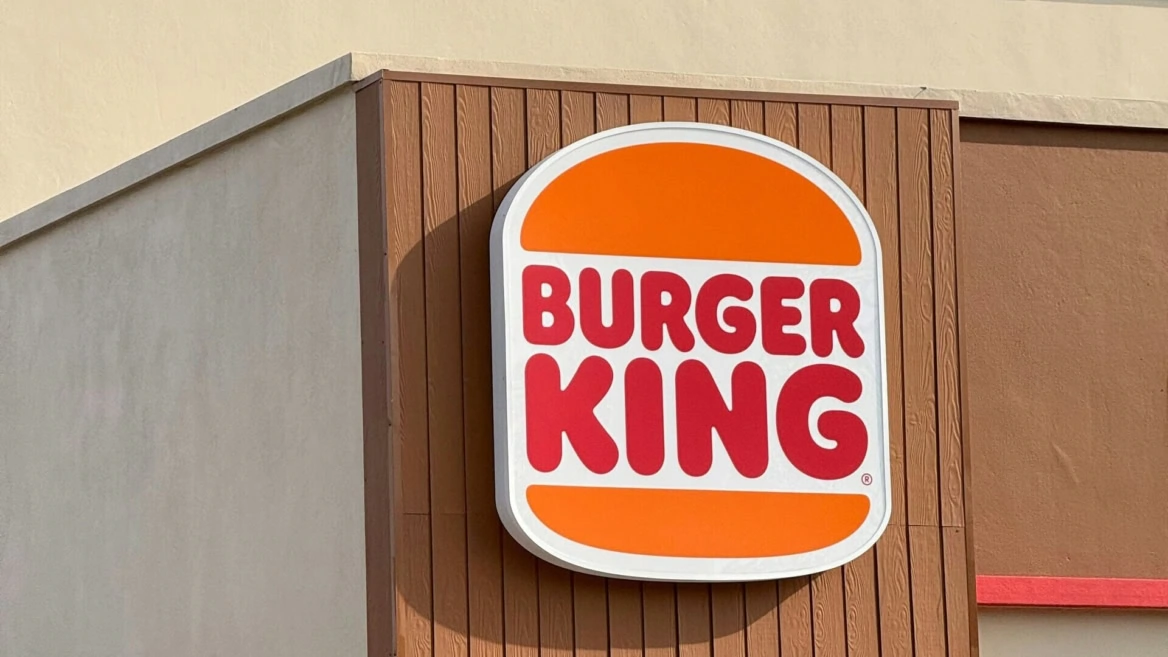 enseigne burger king sur façade bois et stuc