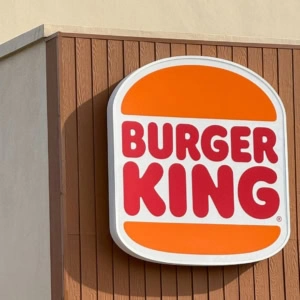 enseigne burger king sur façade bois et stuc