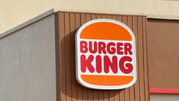 enseigne burger king sur façade bois et stuc