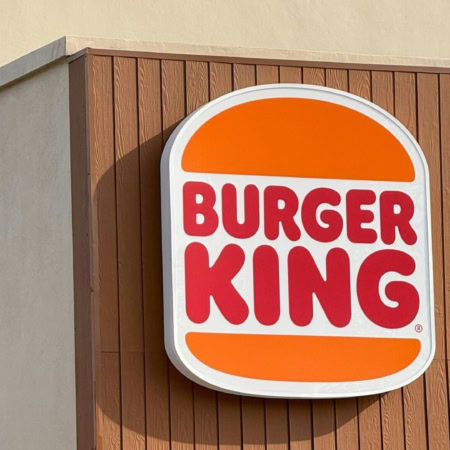 enseigne burger king sur façade bois et stuc
