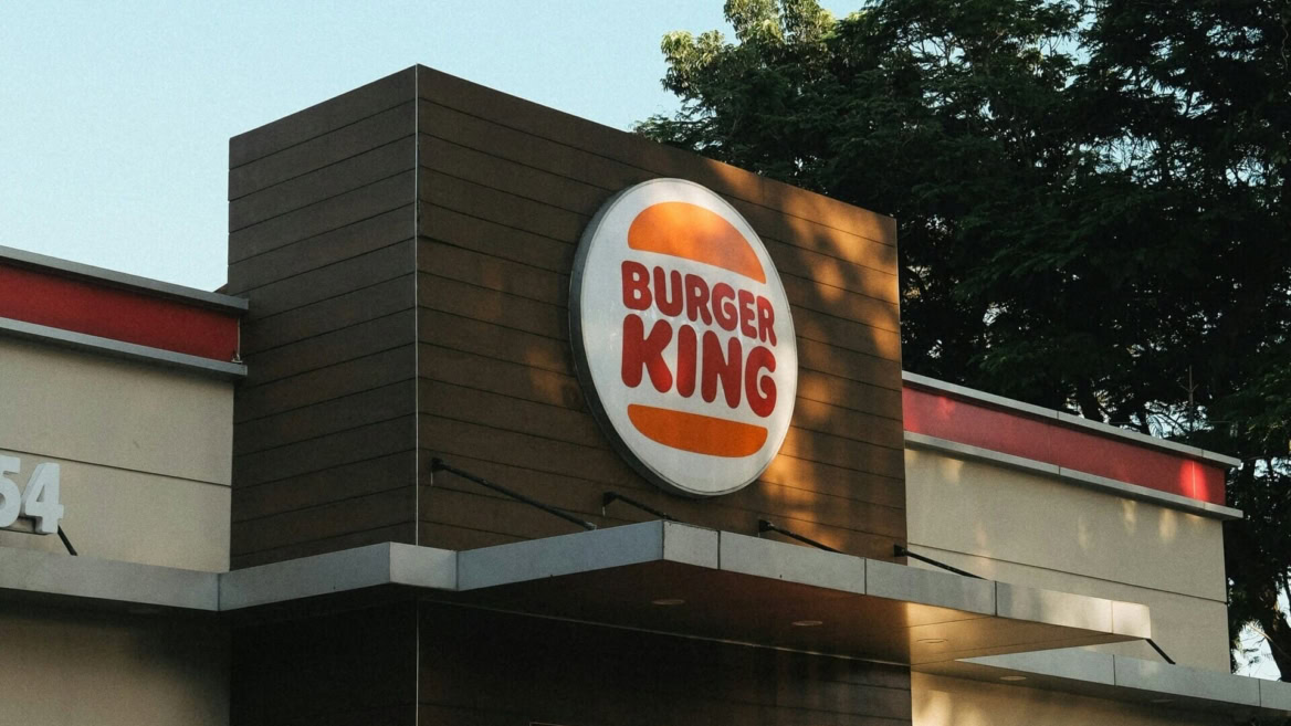 façade burger king : enseigne ronde sur panneaux bois