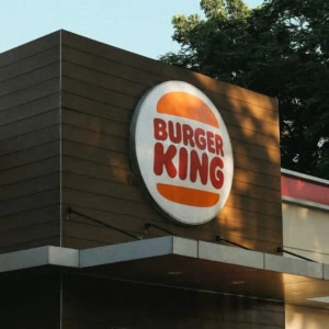 façade burger king : enseigne ronde sur panneaux bois