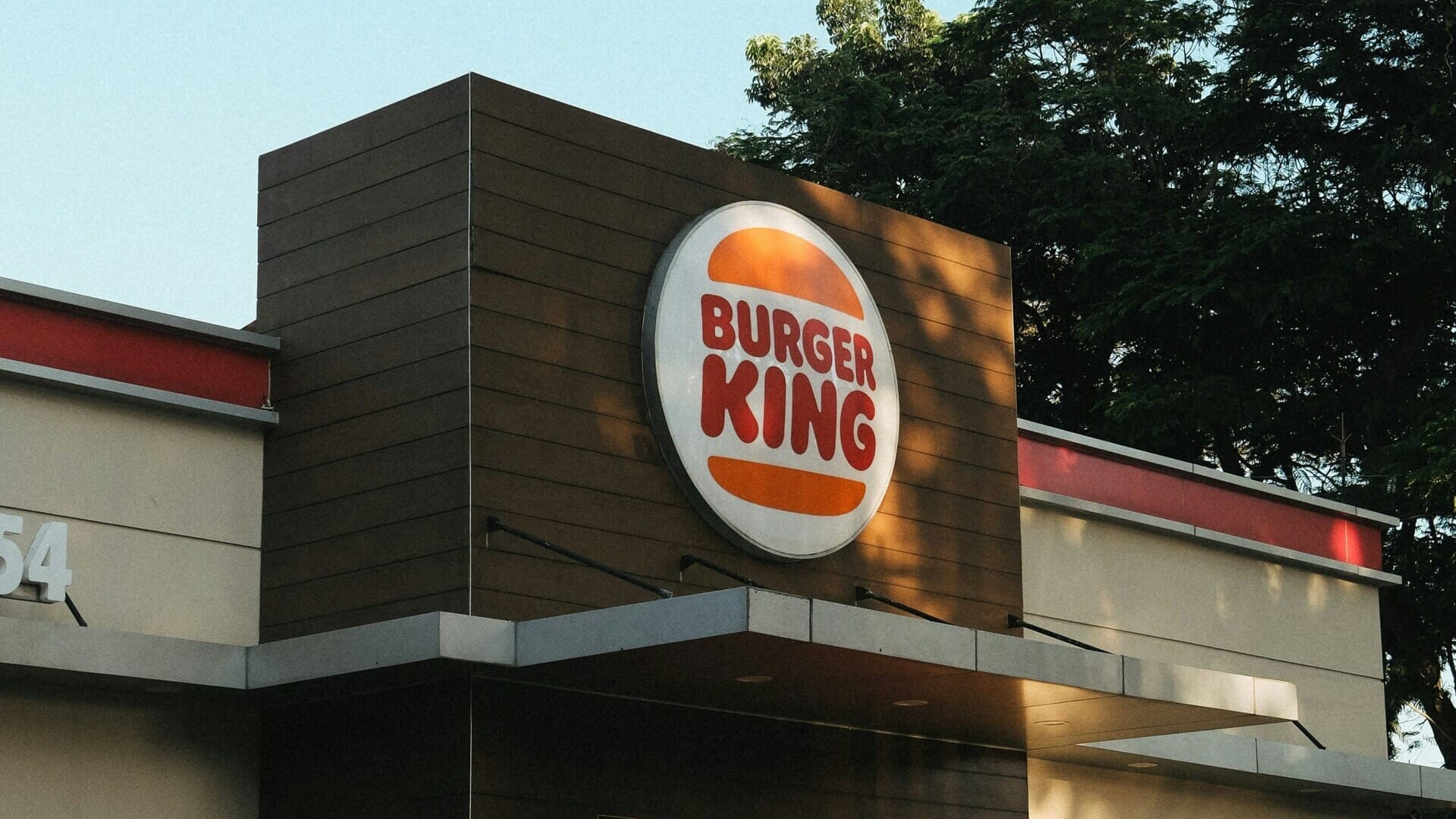 façade burger king : enseigne ronde sur panneaux bois