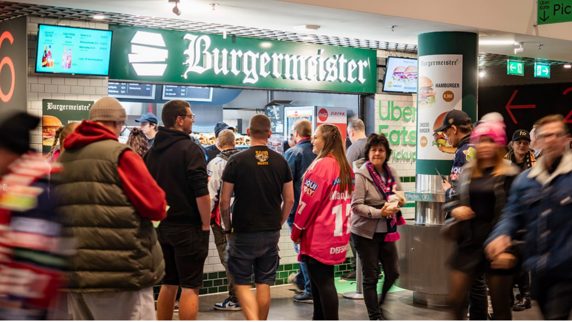 burgermeister imbiss im stadion: fans in warteschlange