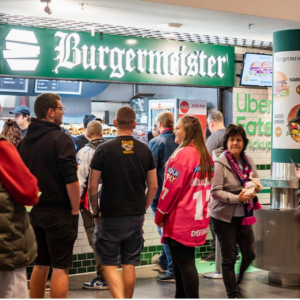burgermeister imbiss im stadion: fans in warteschlange