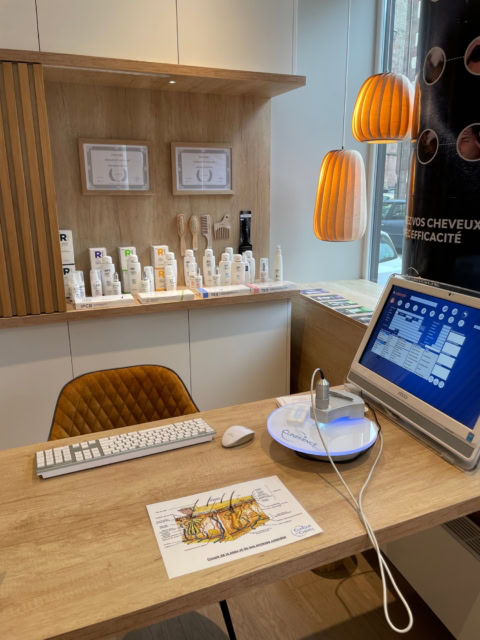clinique capillaire moderne avec diagnostic numérique