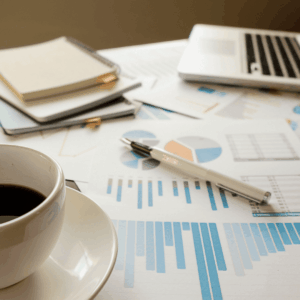café y análisis de datos en escritorio