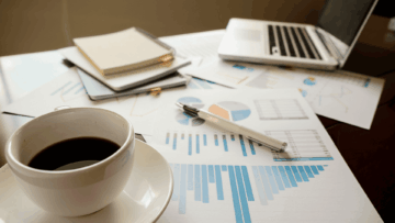 café y análisis de datos en escritorio