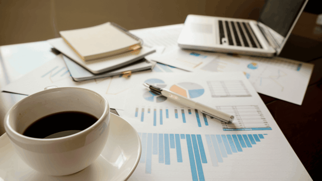 café y análisis de datos en escritorio