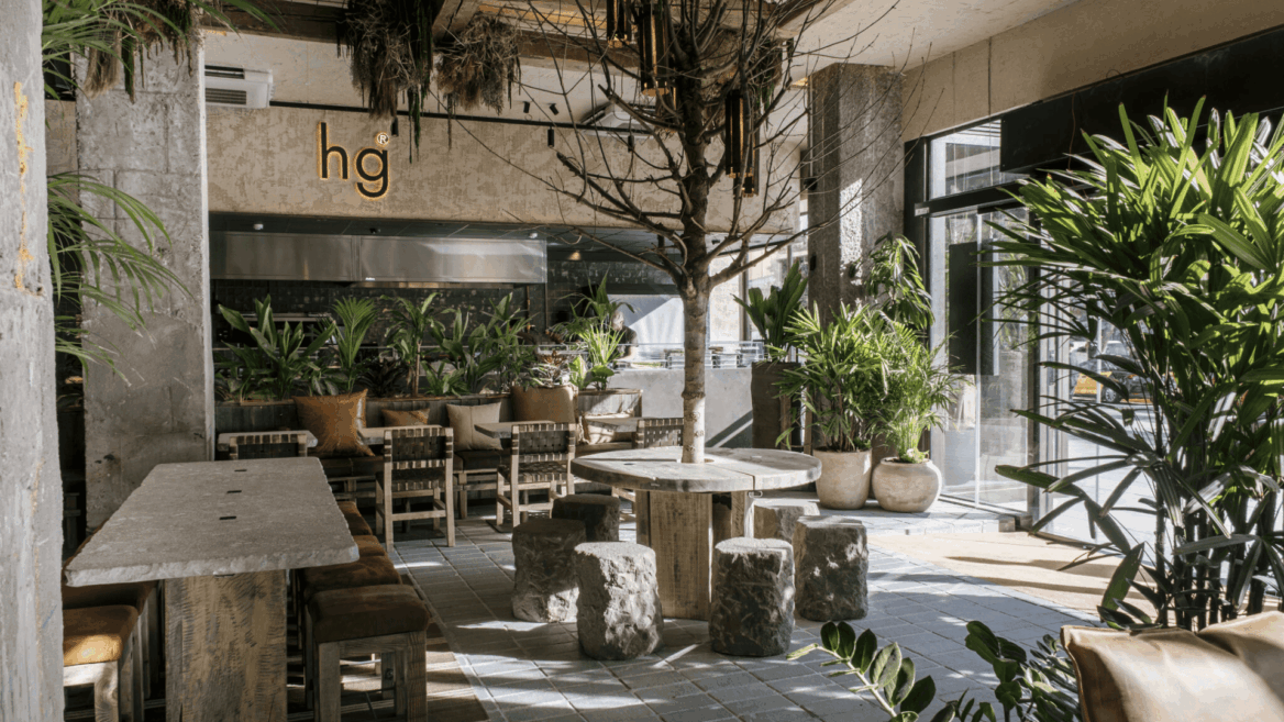café urbano botánico con luz natural