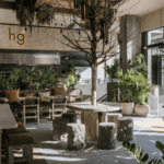 café urbano botánico con luz natural