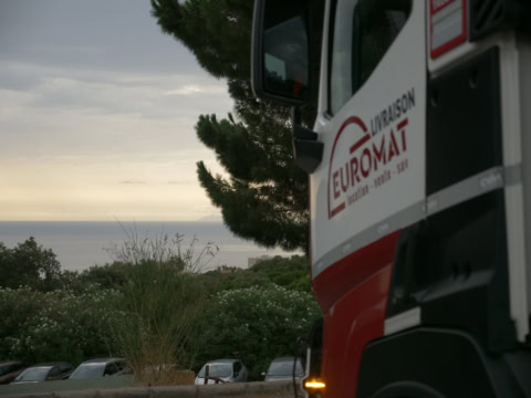 camion euromat en pause au bord de mer