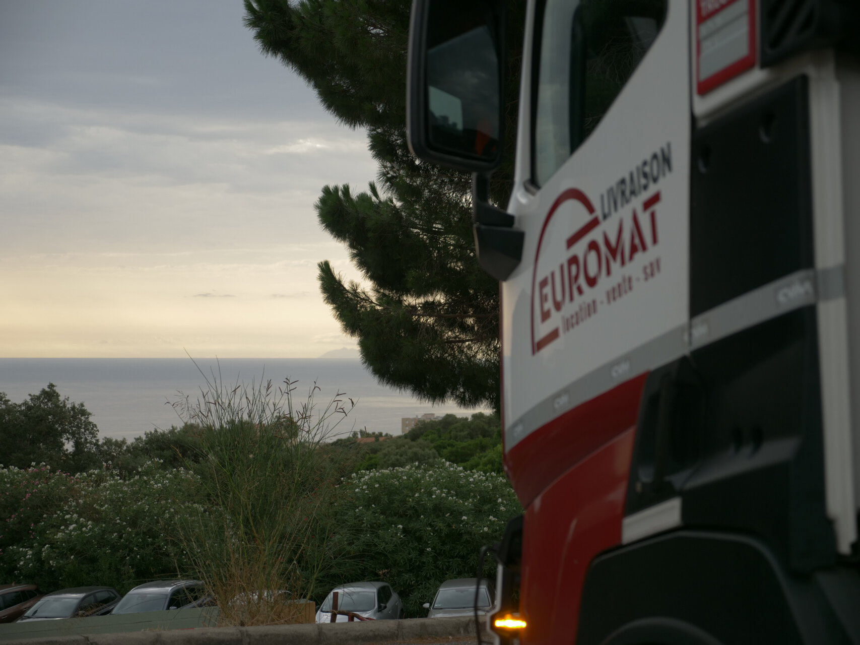 camion euromat en pause au bord de mer