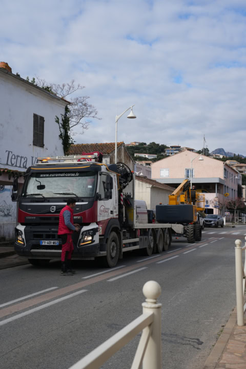 camion de dépannage et nacelle en rue méditerranéenne