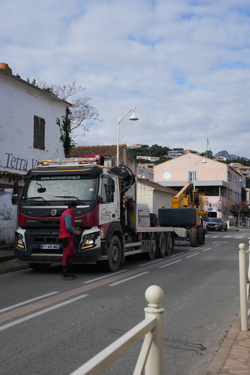 camion de dépannage et nacelle en rue méditerranéenne
