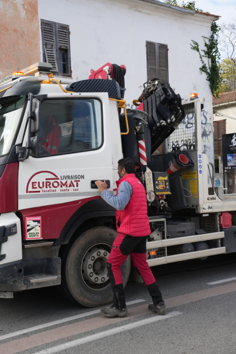 camion euromat de livraison avec grue et ouvrier