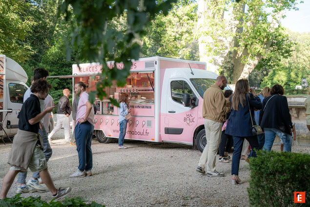 camion de glaces rose, ambiance conviviale au parc