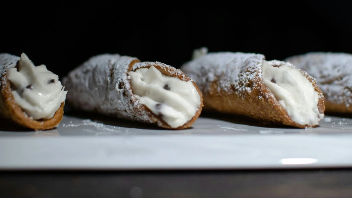 cannoli siciliani ripieni di ricotta e cioccolato