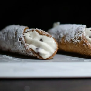 cannoli siciliani ripieni di ricotta e cioccolato