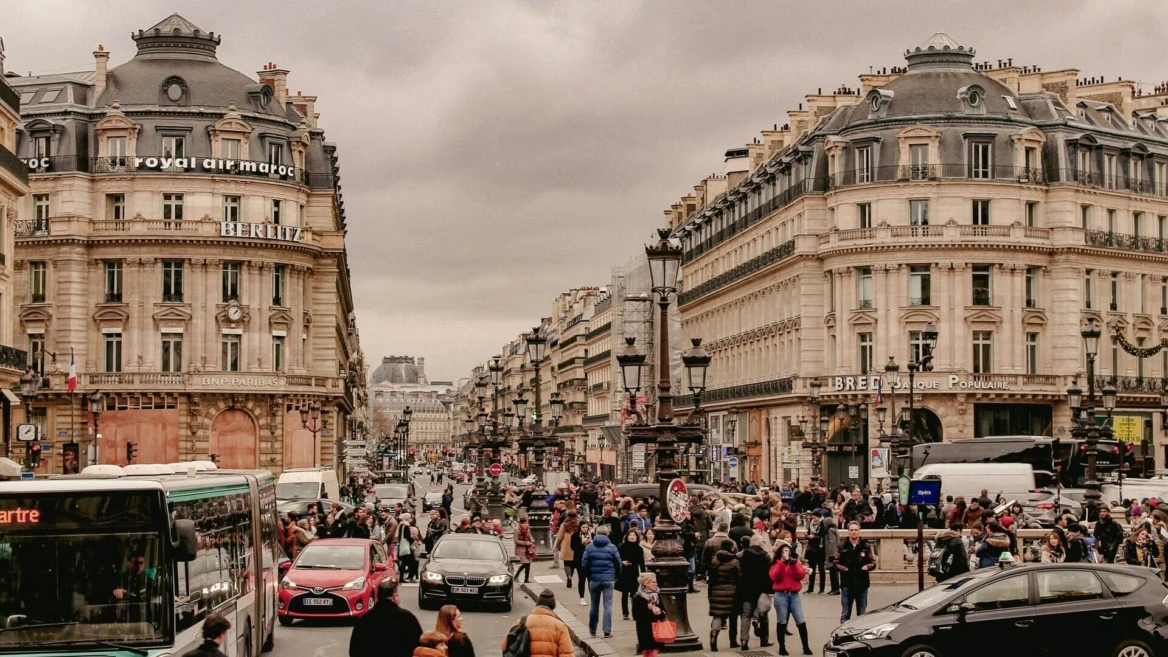 avenue haussmann animée à paris : piétons et trafic