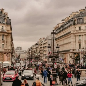 avenue haussmann animée à paris : piétons et trafic