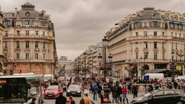 avenue haussmann animée à paris : piétons et trafic