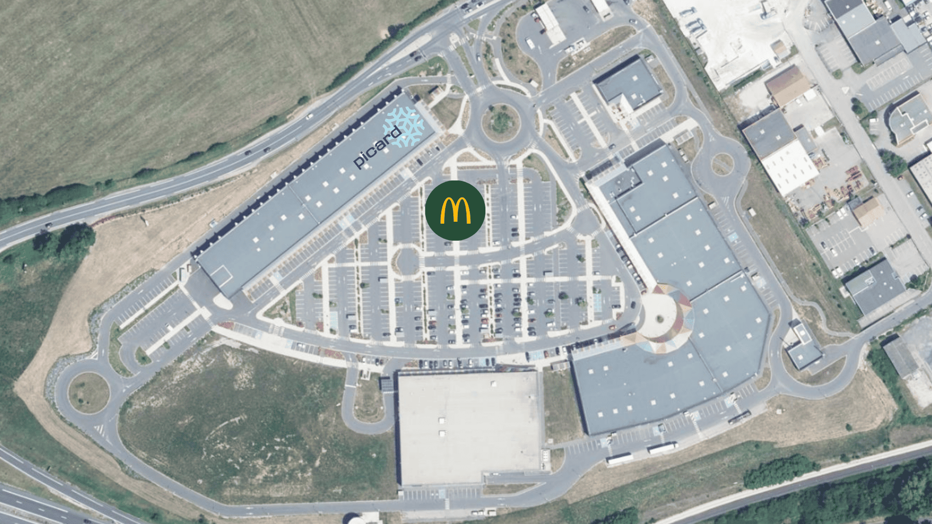 vue aérienne dun centre commercial avec grand parking