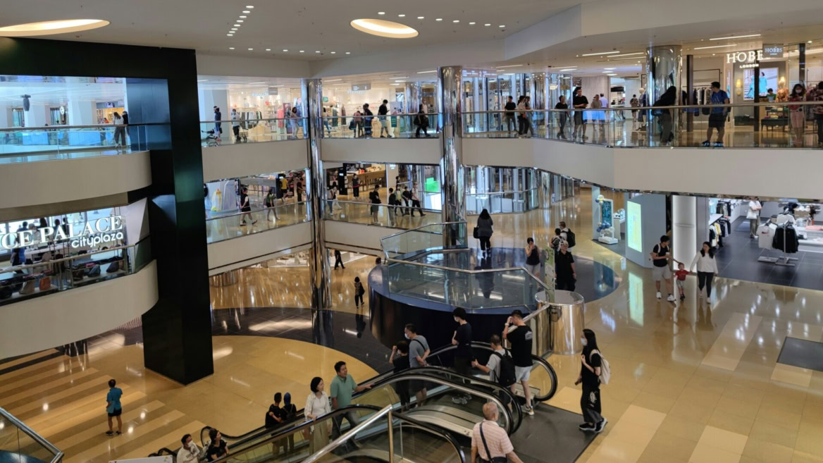 atrio del centro commerciale moderno a più livelli