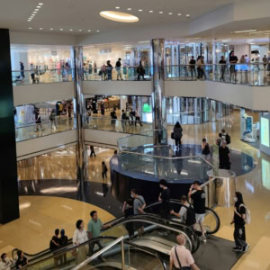 atrio del centro commerciale moderno a più livelli