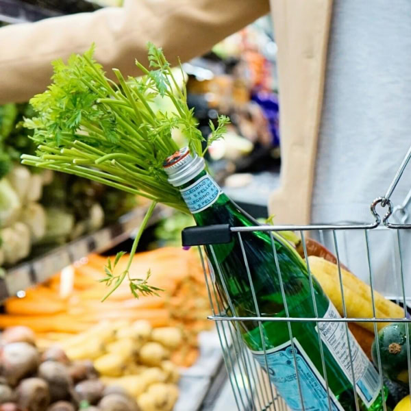 cestino della spesa con verdure fresche e pane