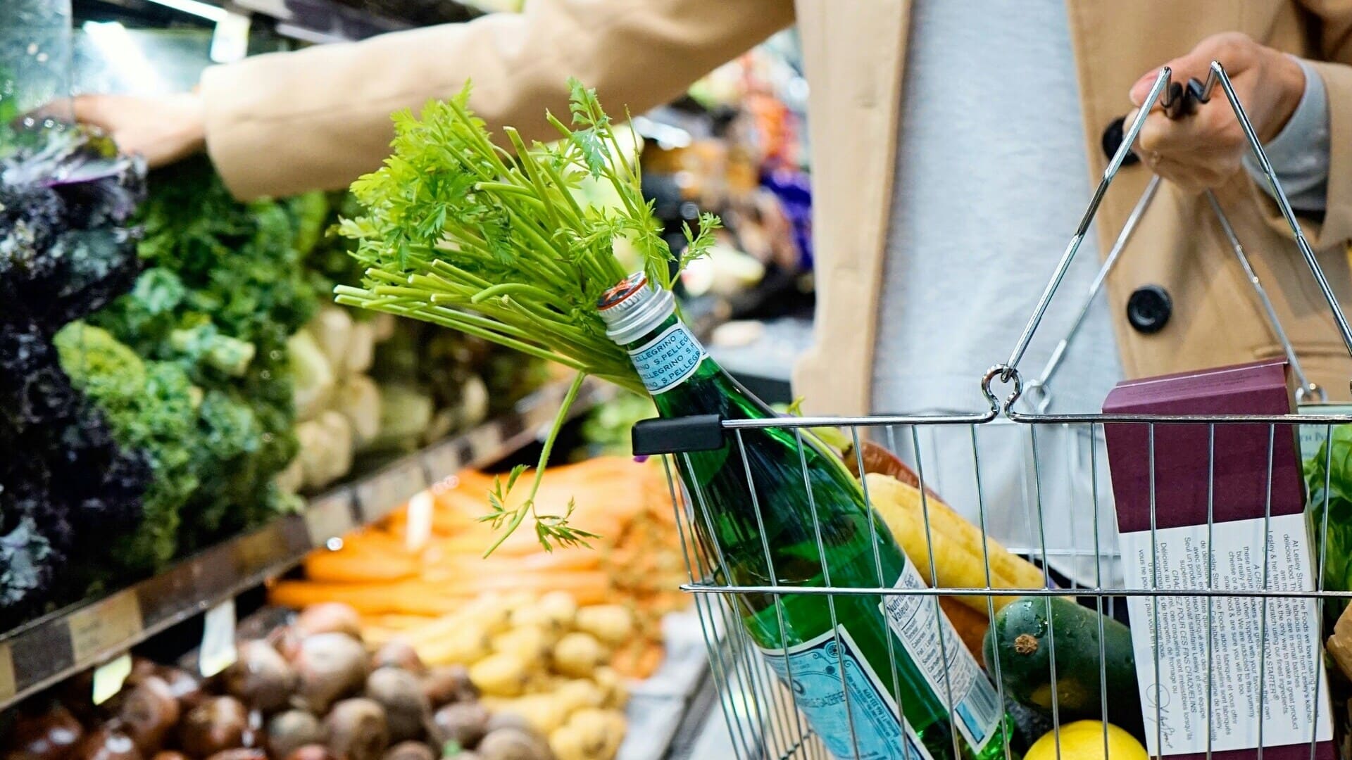 cestino della spesa con verdure fresche e pane
