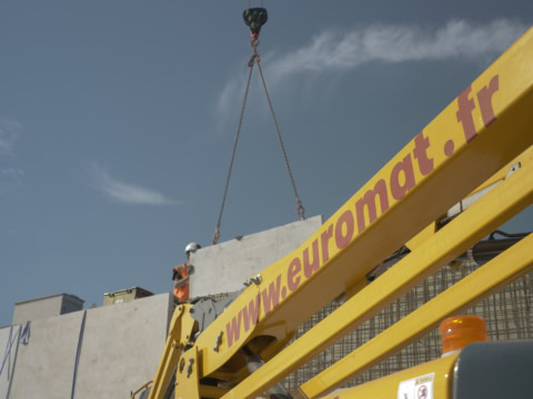 levage de panneau béton par grue sur chantier