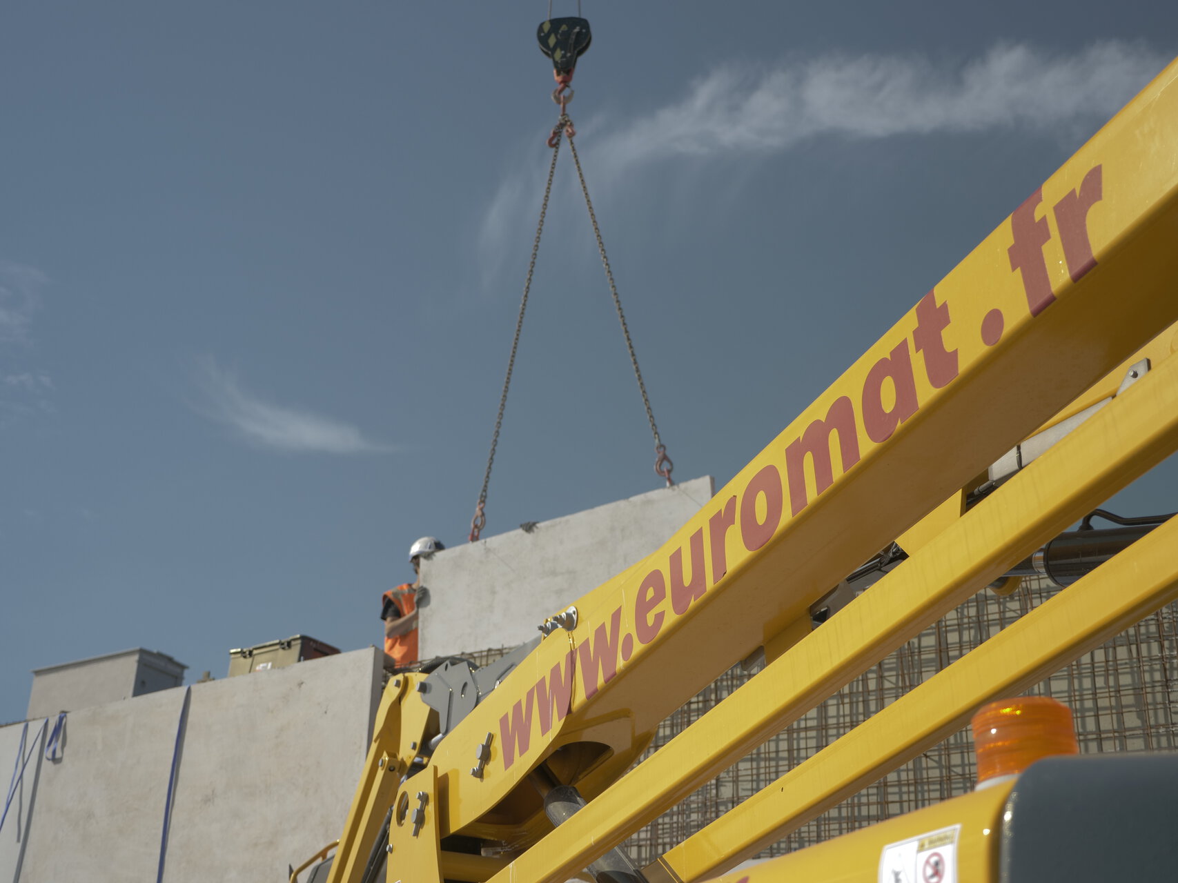 levage de panneau béton par grue sur chantier