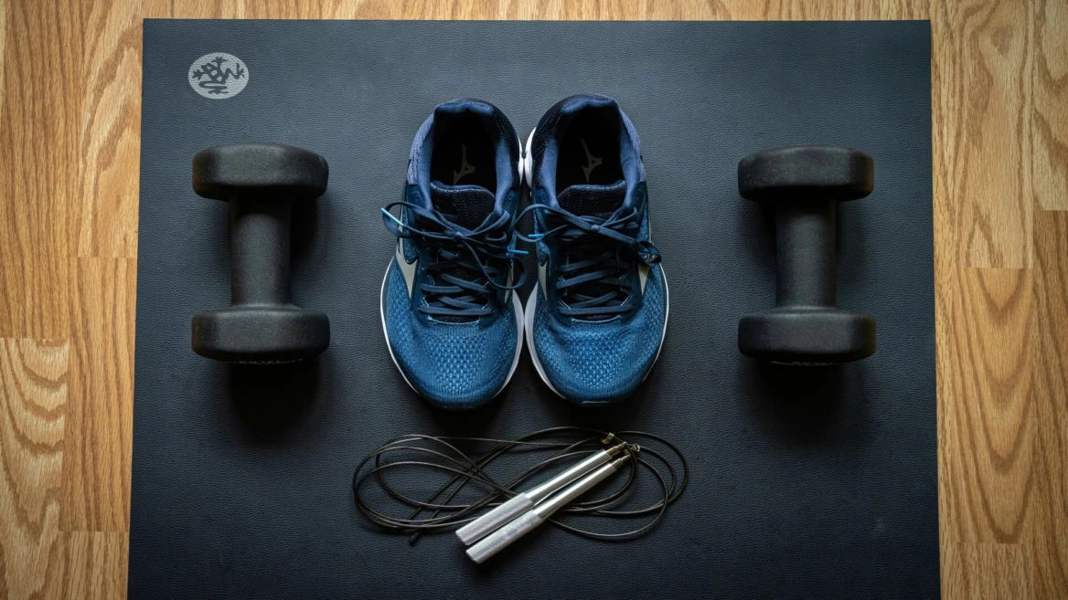 Équipement fitness minimaliste : chaussures, haltères, corde