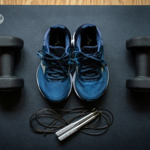 Équipement fitness minimaliste : chaussures, haltères, corde