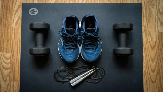 Équipement fitness minimaliste : chaussures, haltères, corde