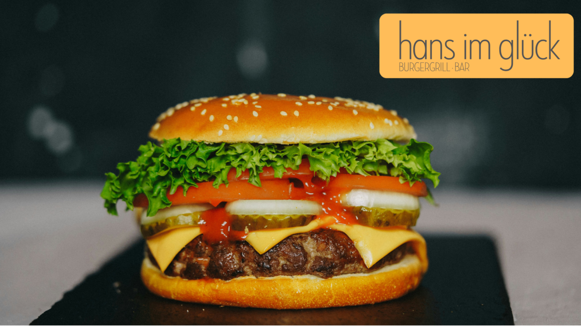 saftiger cheeseburger mit geschmolzenem käse und sesambrötchen