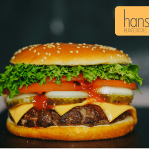 saftiger cheeseburger mit geschmolzenem käse und sesambrötchen
