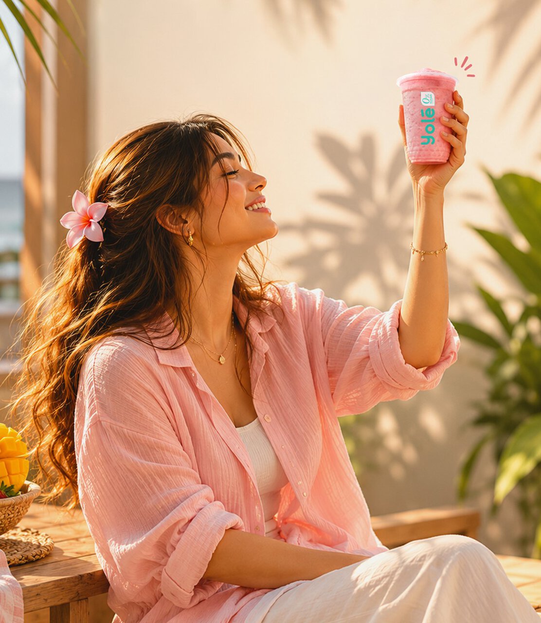 mujer disfrutando smoothie rosa en terraza tropical