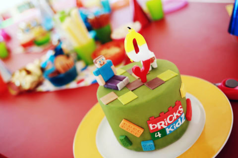 tort urodzinowy bricks 4 kidz z klockami