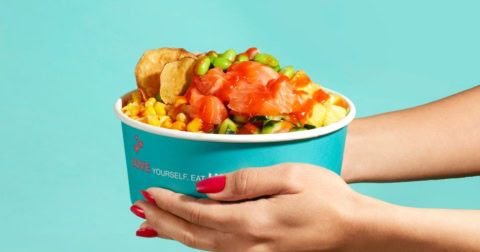 poke bowl salmone e edamame in ciotola turchese