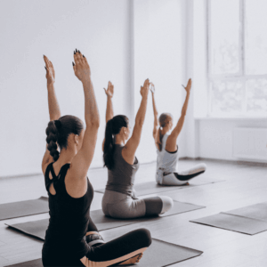 clase de yoga grupal en estudio luminoso