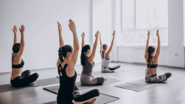 clase de yoga grupal en estudio luminoso