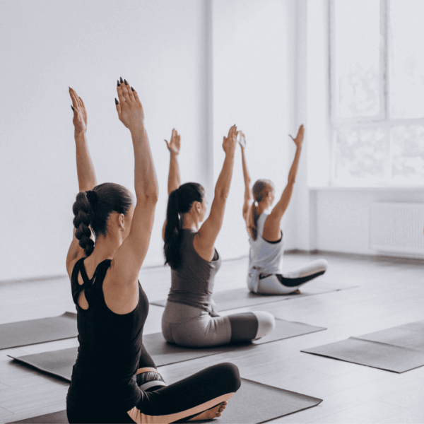 clase de yoga grupal en estudio luminoso