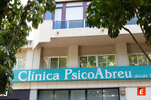fachada de la clínica psicoabreu entre árboles