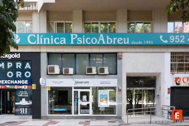 fachada de clínica psicoabreu en calle urbana